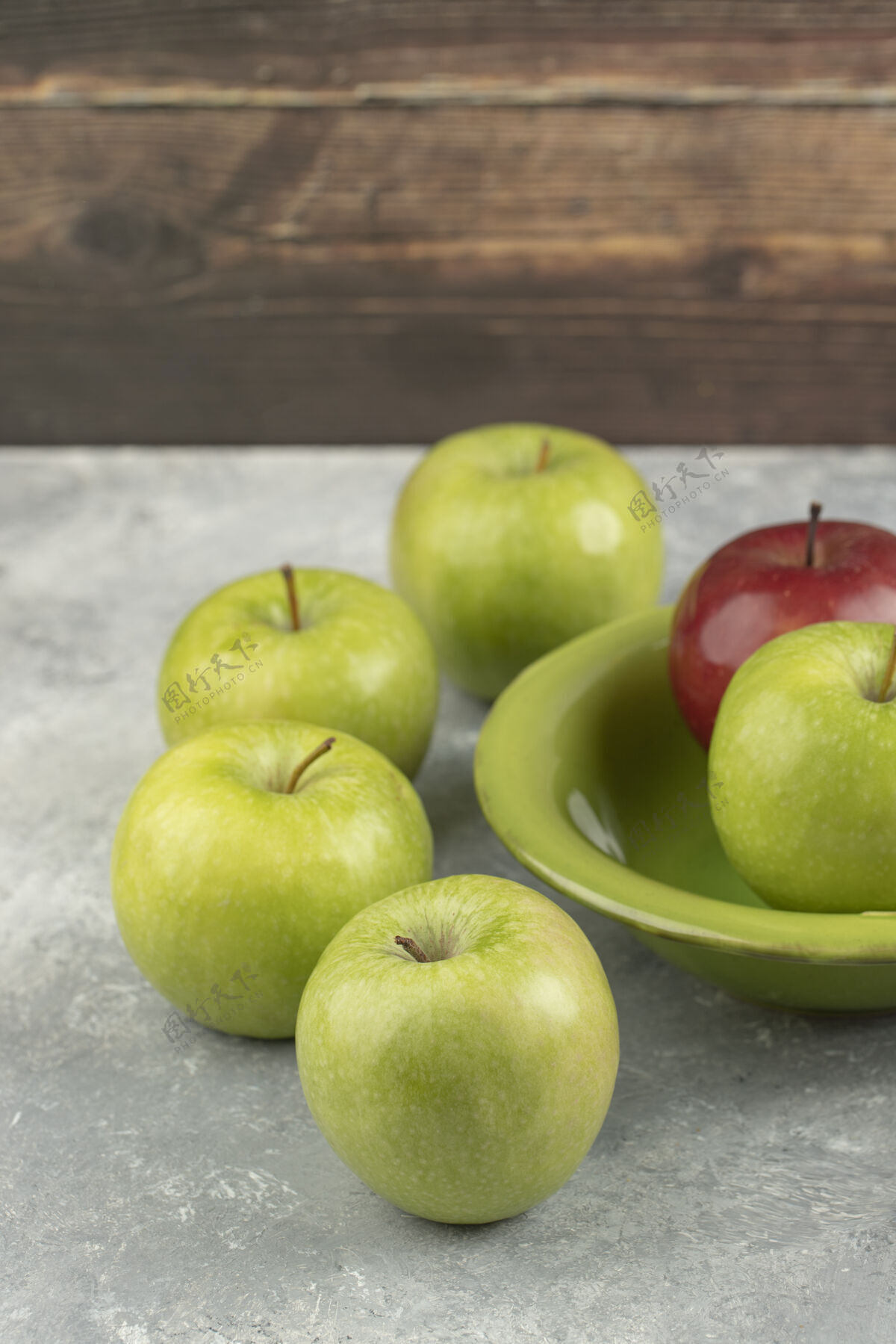 水果新鲜的红苹果和绿苹果放在大理石上的绿碗里有机提神自然