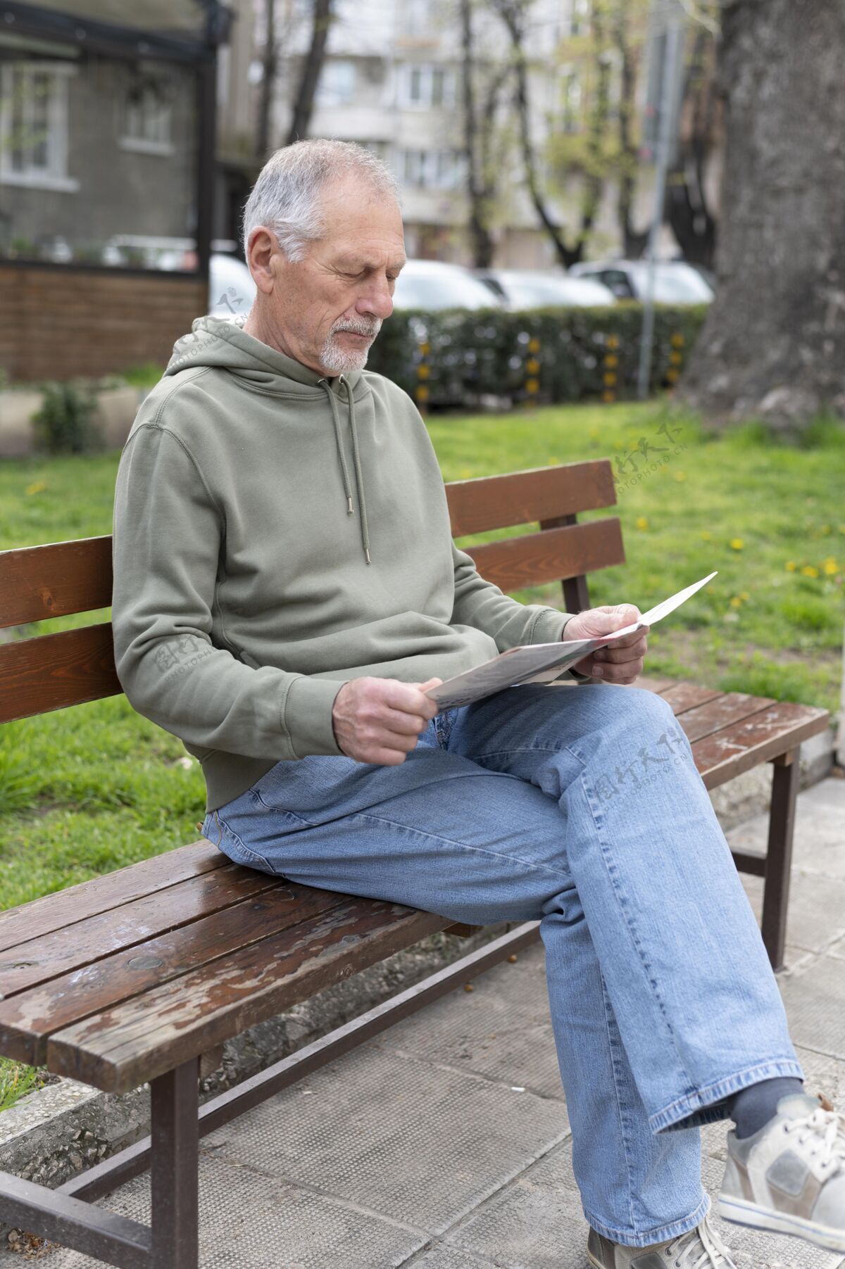 男性现代老人看报纸垂直老年人成熟