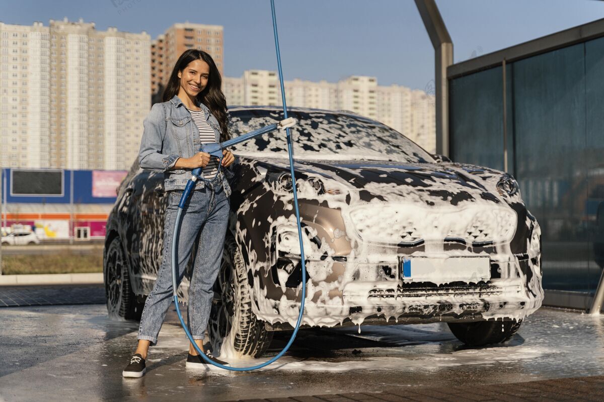 清洁在外面洗车的女人女司机年轻