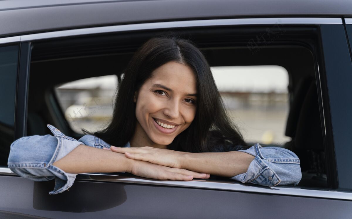 年轻人笑脸女人在车里的画像车主女人车辆