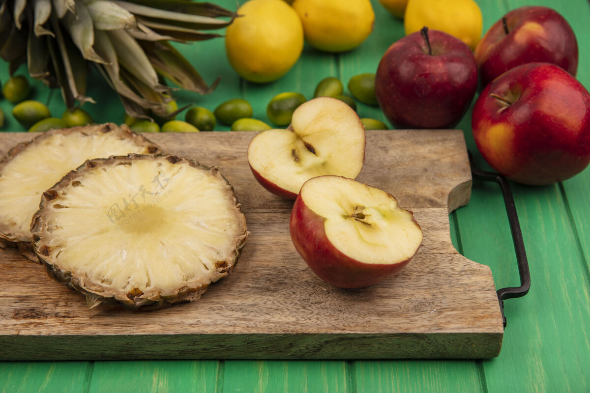 金盏花新鲜水果的俯视图 如苹果和菠萝隔离在木制厨房板上 金冈红苹果和柠檬隔离在绿色木制背景上饮食水果红色