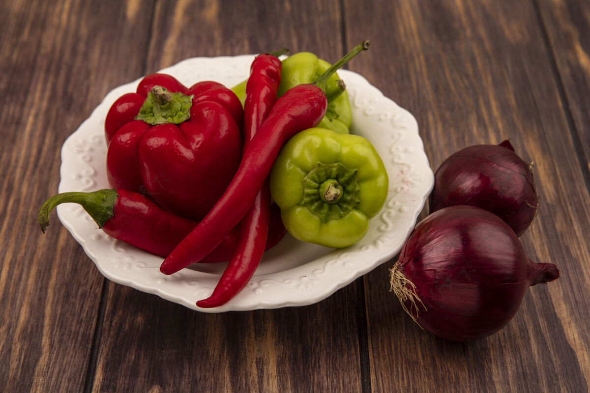 新鲜顶视图新鲜的铃铛和辣椒与红洋葱隔离在一个木制背景碗膳食铃铛蔬菜