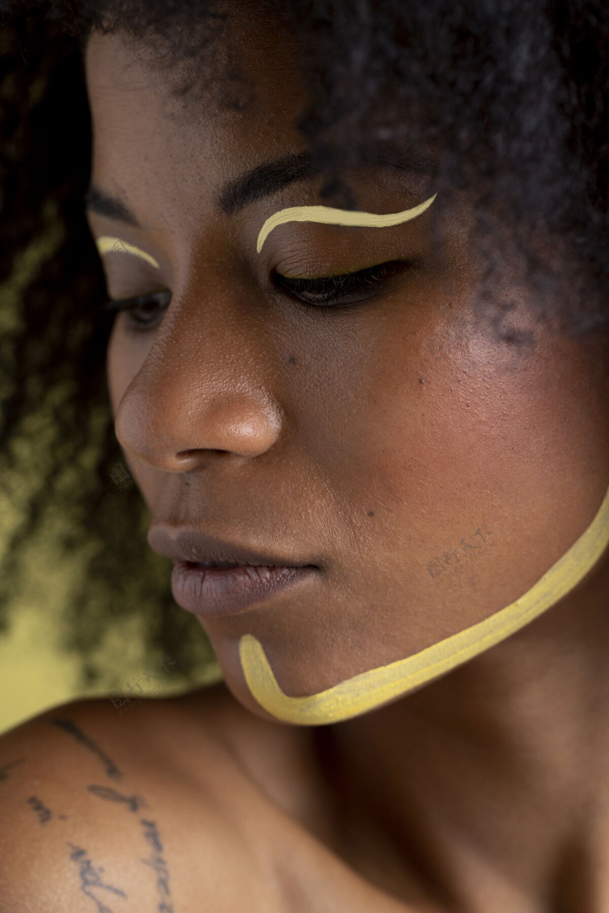 模特非洲女人的美丽肖像 带着民族的妆容非洲民族特写时尚