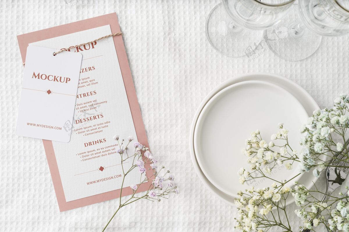 花餐桌布置顶视图 带春季菜单模型和眼镜桌子装饰玻璃盘子