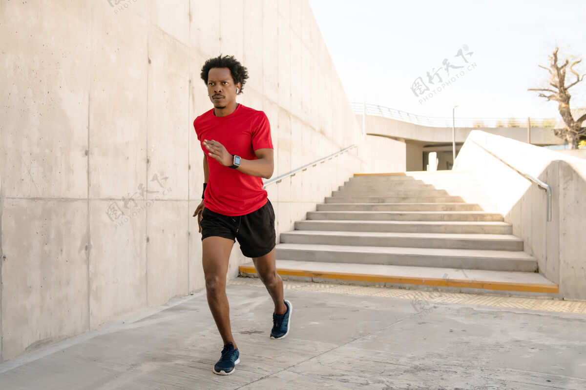 跑步一个黑人运动员在街上户外跑步锻炼锻炼健康城市