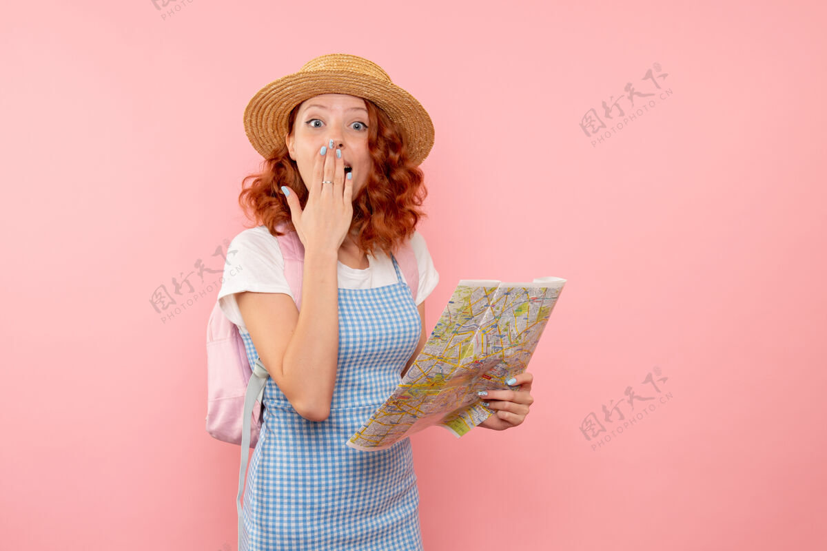 发现女游客正拿着地图在外国寻找方向女人人肖像