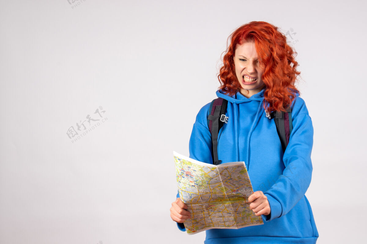 背包带背包和地图的女性游客的正面视图旅行人地图