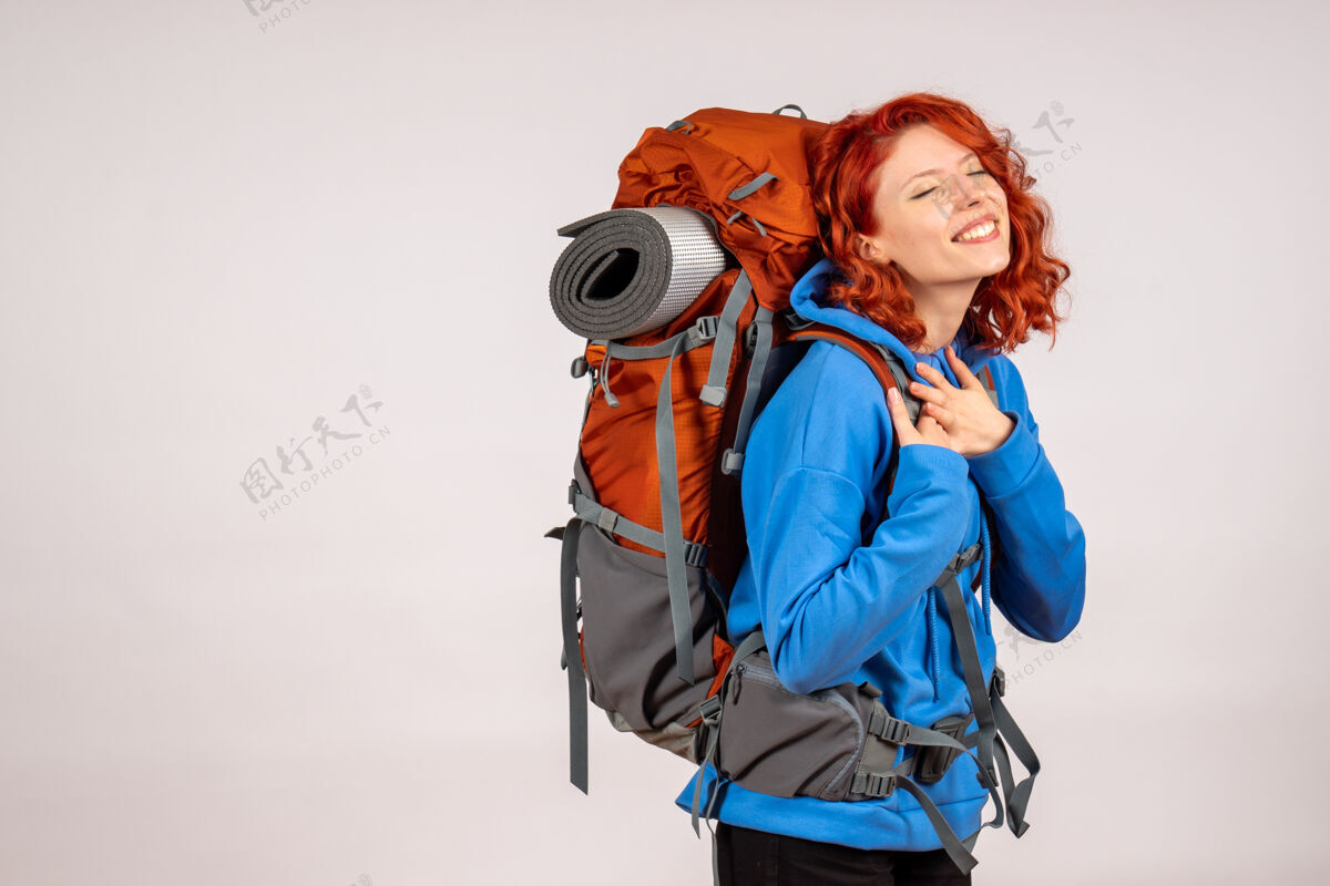 旅行女游客背着背包上山旅游人情感快乐