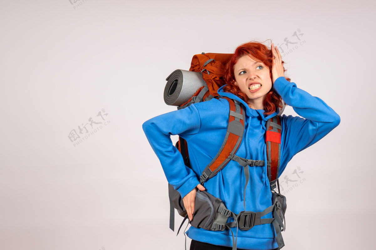 女人女游客背着背包上山旅游快乐年轻人