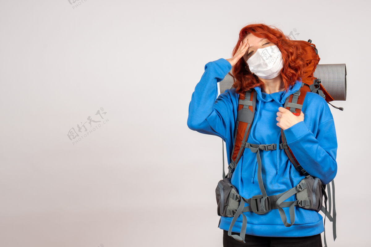 身高正面图女游客带着背包 戴着面具上山旅游年轻人女游客