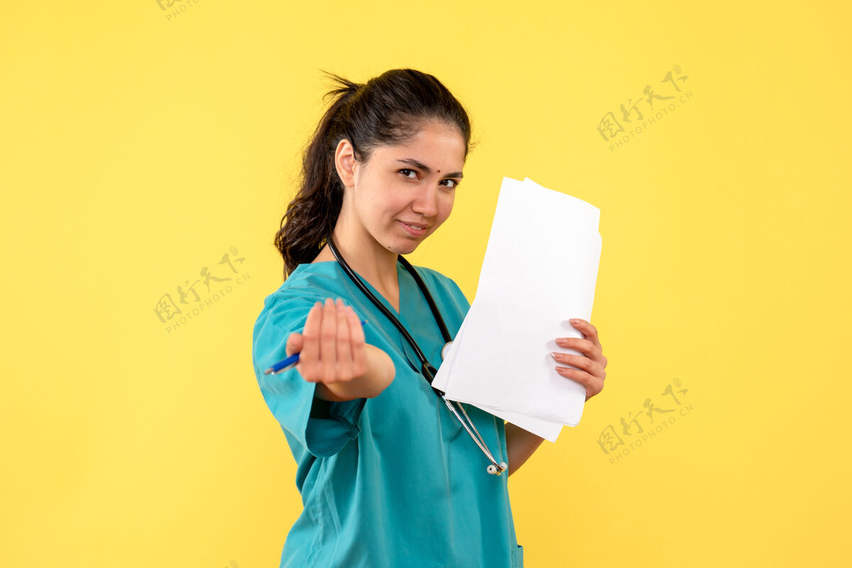 站立前视图：站着文件的女医生女医生微笑女人