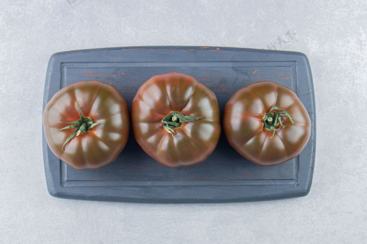 农业在大理石表面的托盘上展示西红柿番茄有机托盘