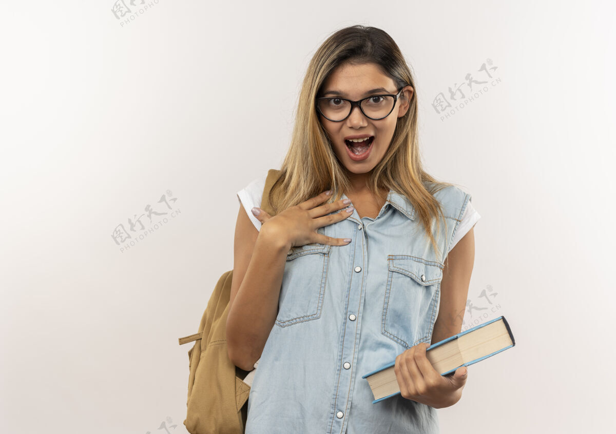 包年轻漂亮的女学生戴着眼镜 背着书包 手放在脸颊上 孤立在白色的脸上抱脸颊眼镜