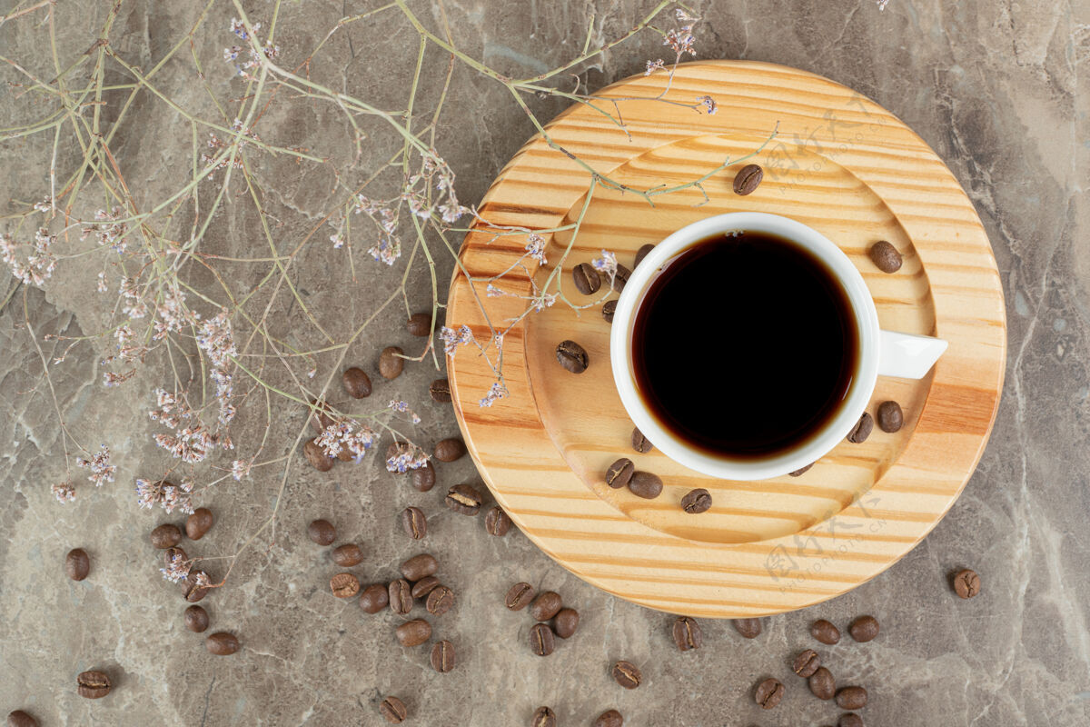 美味的咖啡豆放在木盘上热的烤香味
