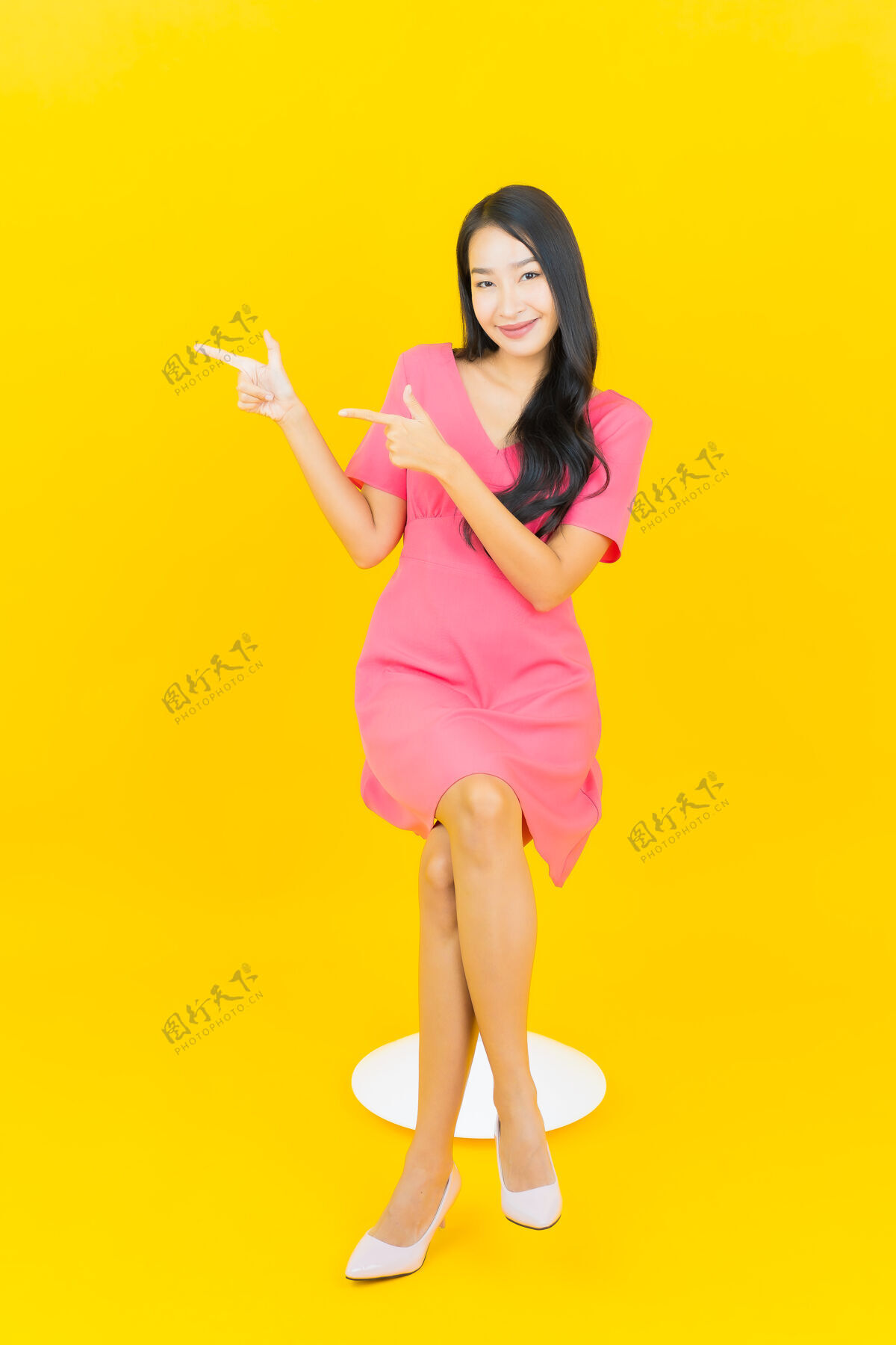 成人美丽的亚洲年轻女子在黄色的墙上微笑漂亮时尚美丽