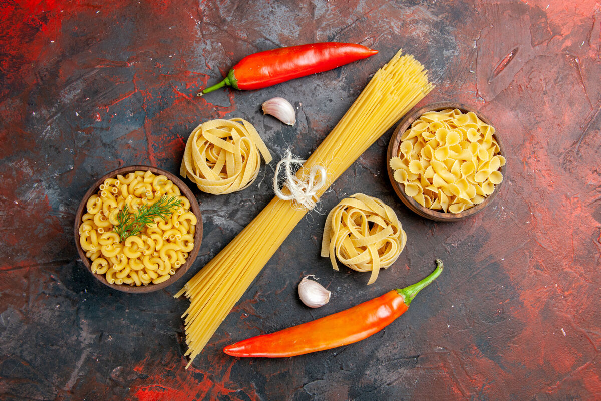 午餐各种生面食和辣椒的水平视图在混合颜色的桌子上晚餐叉子胡椒粉