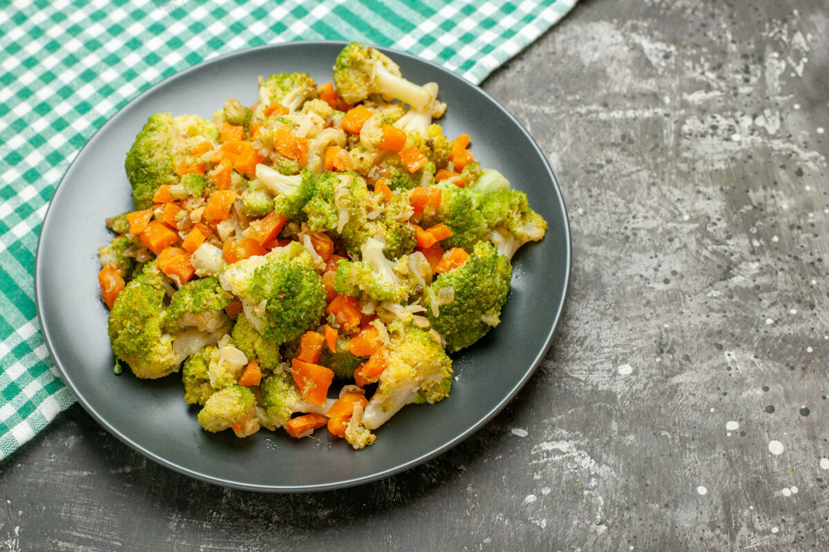 餐新鲜健康的蔬菜沙拉放在绿色的毛巾上 放在灰色的桌子上沙拉盘子美食