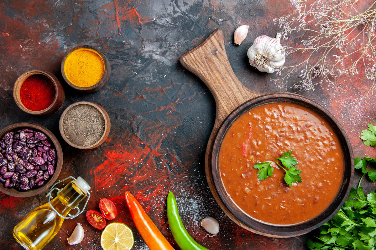油经典番茄汤倒油瓶豆蒜和不同的香料在砧板上食物胡椒餐厅
