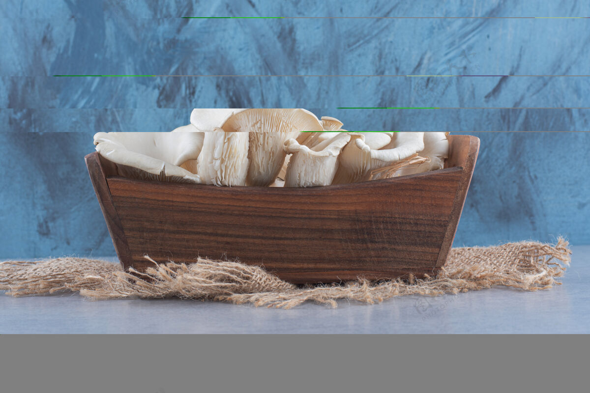 白色装满牡蛎菇的木篮细节天然食物
