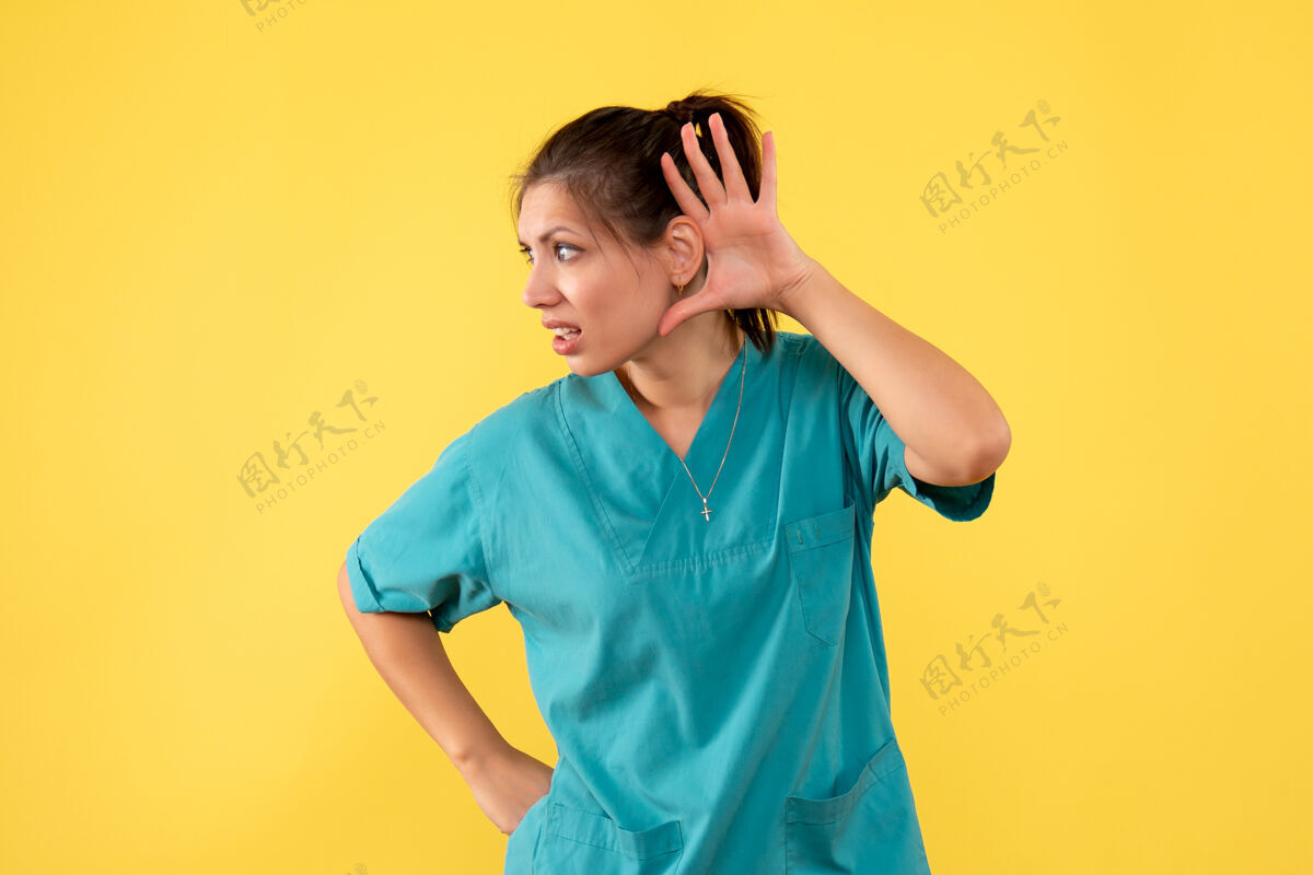 视图前视图黄色背景上穿着医用衬衫的女医生黄色休闲医疗
