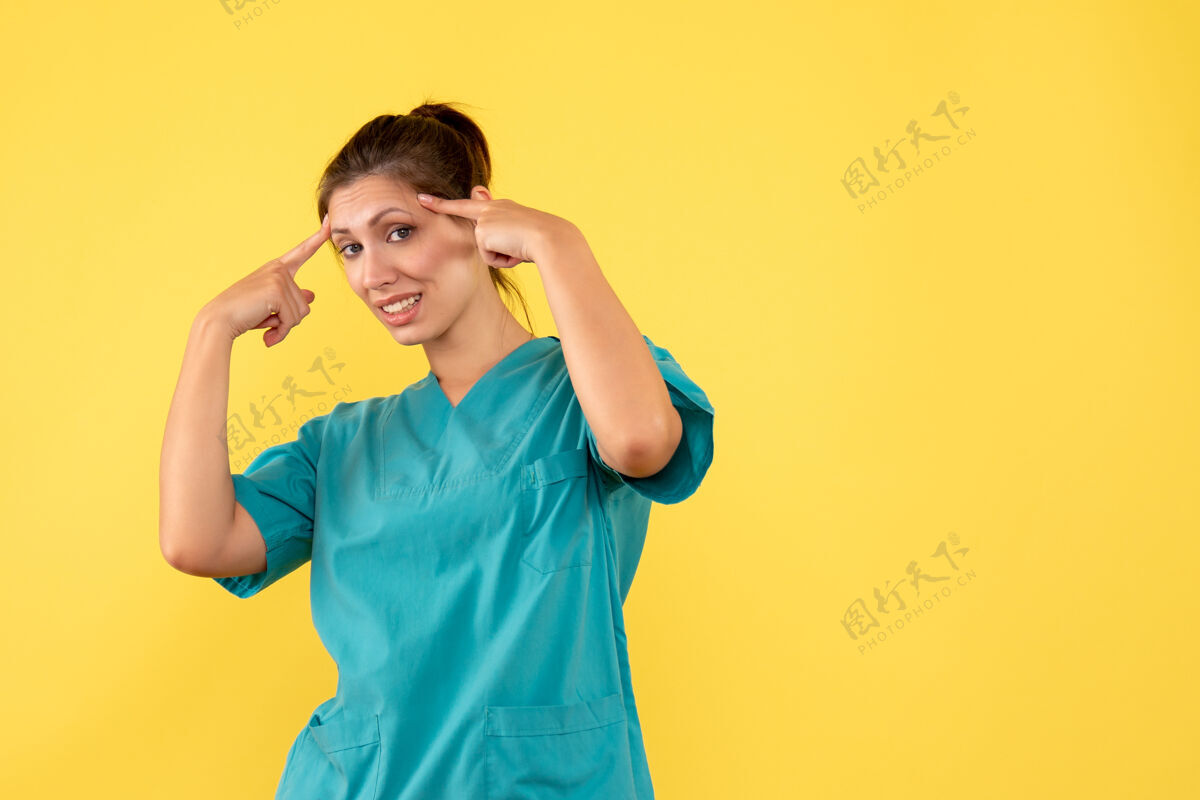 一前视图黄色背景上穿着医用衬衫的女医生肖像黄色休闲