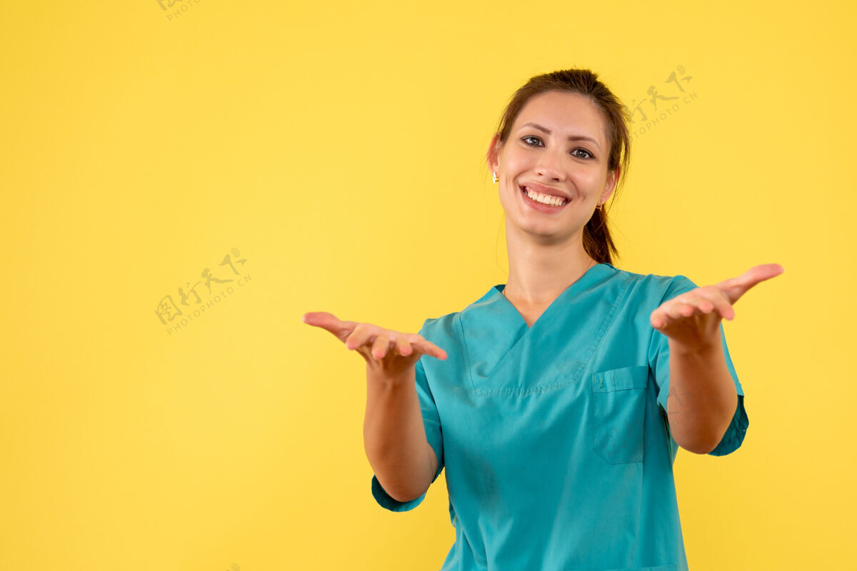 黄色前视图黄色背景上穿着医用衬衫的女医生病毒人物女医生