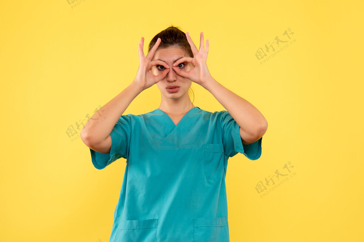一前视图黄色背景上穿着医用衬衫的女医生病毒衬衫健康