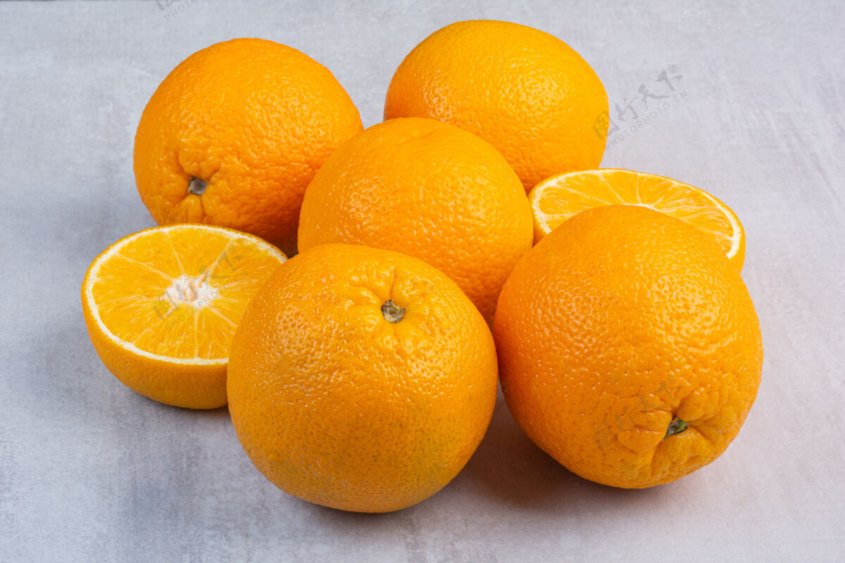 生的一堆新鲜的橙子 在大理石上天然有机新鲜