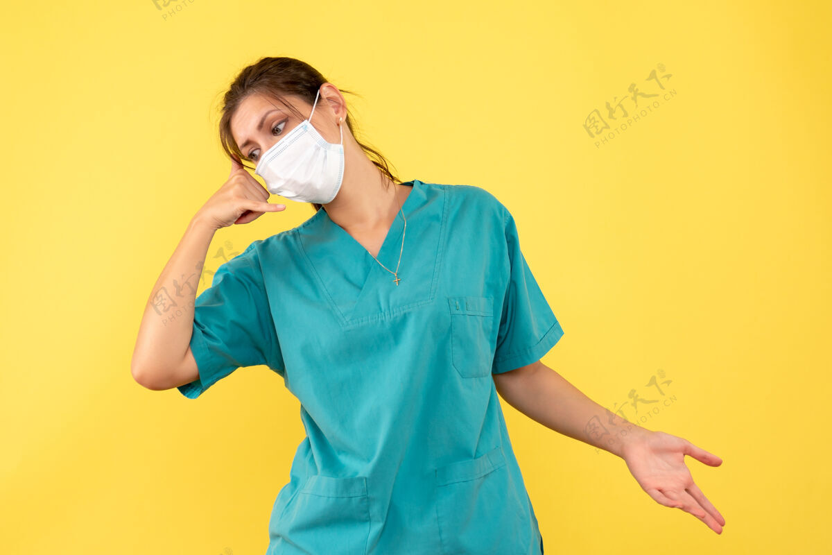 衬衫正面图黄色背景上穿着医用衬衫和无菌口罩的女医生面具健康消毒