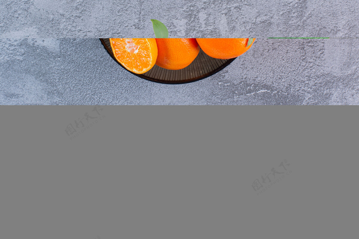 多一堆橘子的顶视图在灰色的碗里分支柑橘柑橘