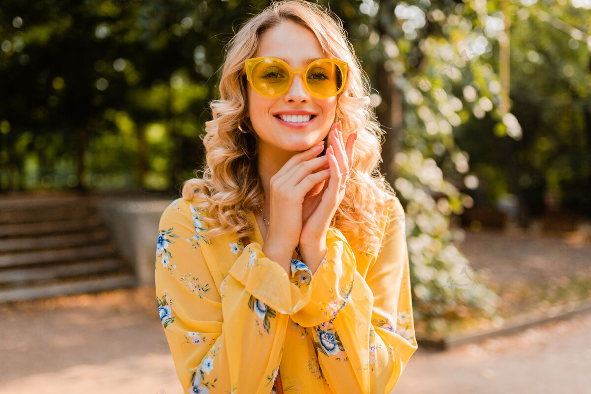 魅力迷人的金发时尚微笑的女人穿着黄色衬衫戴着太阳镜时尚酷配饰