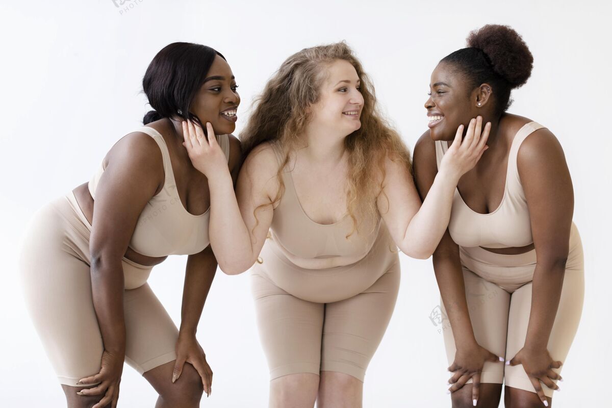 身体积极性三个自信的女人穿着塑身衣摆姿势自信社会运动授权