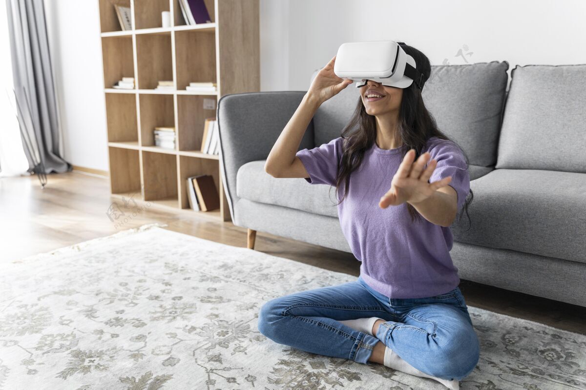 增强现实笑脸女人在家里用虚拟现实耳机女性虚拟现实眼镜房子