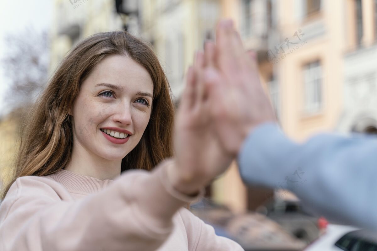 城市笑脸女人和城里的朋友玩得开心水平休闲女人