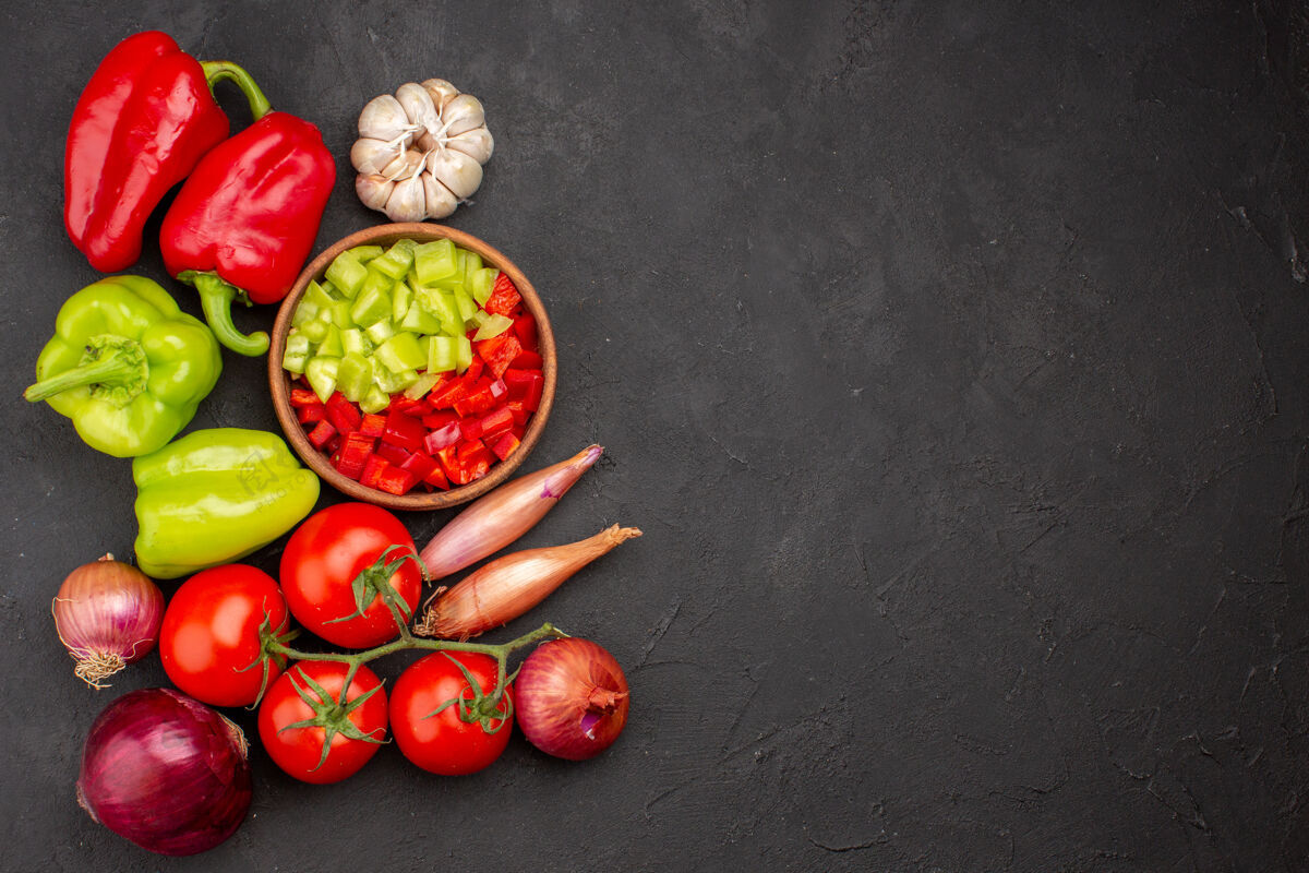 萝卜顶视图新鲜蔬菜与调味品的灰色背景沙拉健康餐蔬菜农产品胡椒饮食