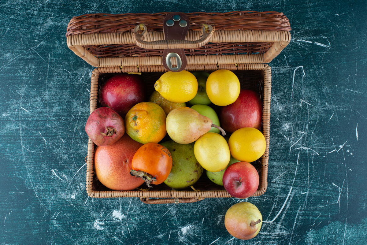 多汁各种新鲜水果装在木袋里酸的梨葡萄柚