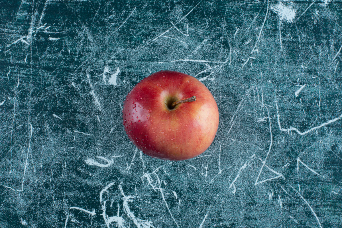 农业大理石桌上放着新鲜的红苹果味道有机生的