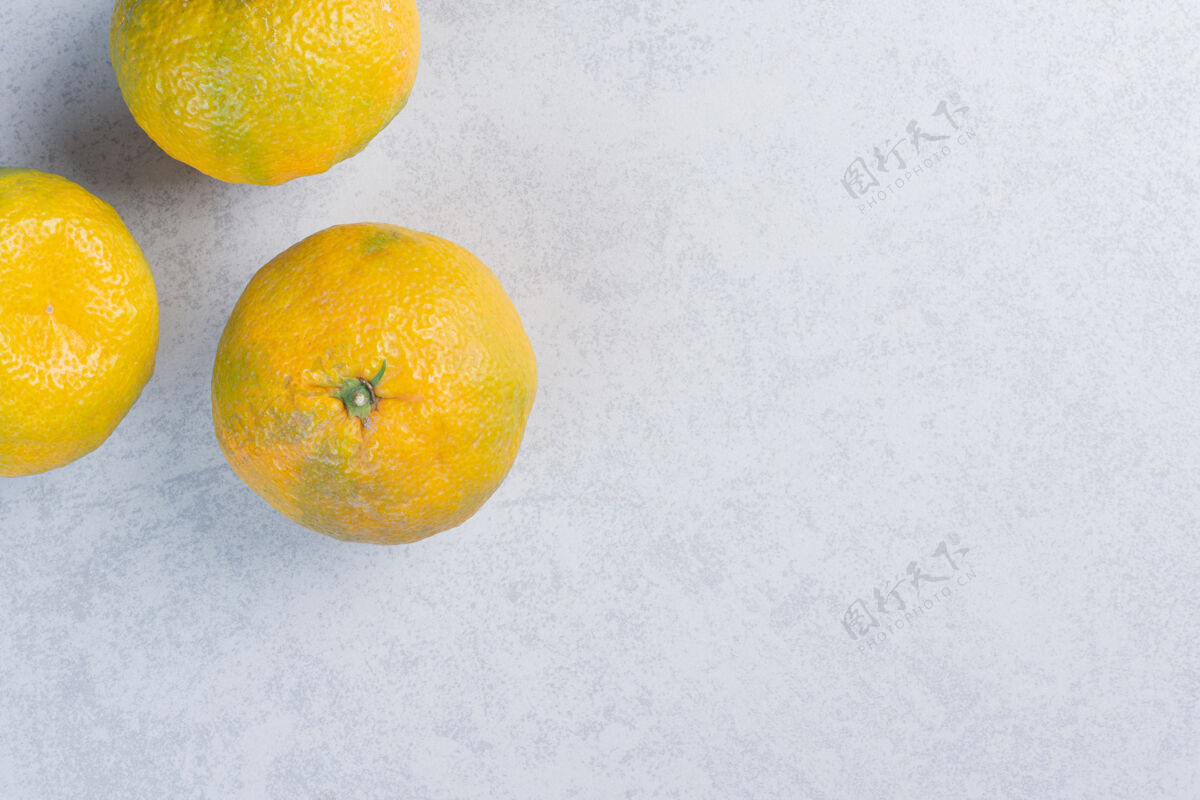盒子新鲜的橘子或橘子 灰色背景新鲜特写营养