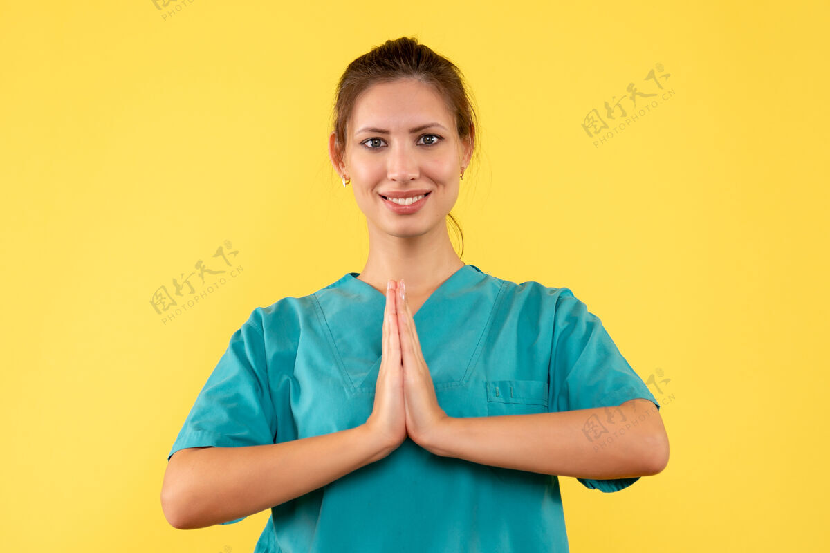 衬衫前视图黄色背景上穿着医用衬衫的女医生微笑正面肖像