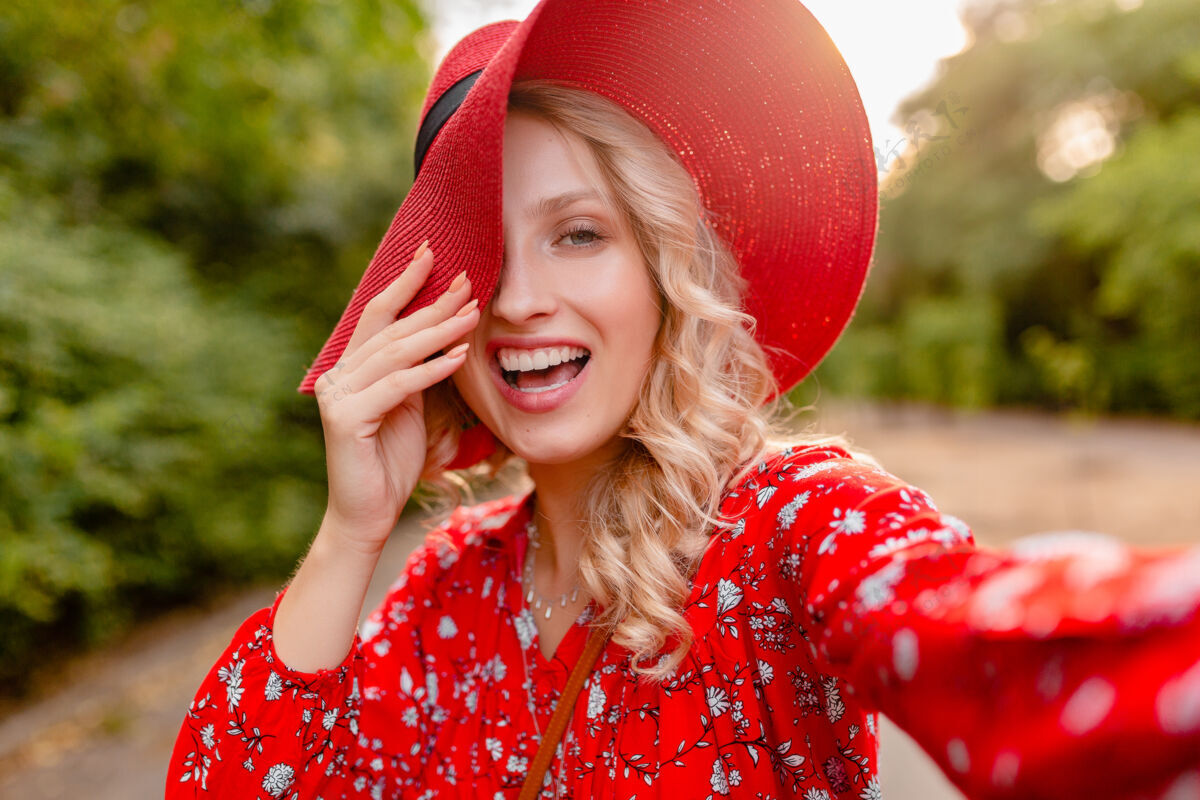 时尚迷人的时尚金发微笑的女人在草帽和衬衫夏季时尚服装自拍魅力享受明亮