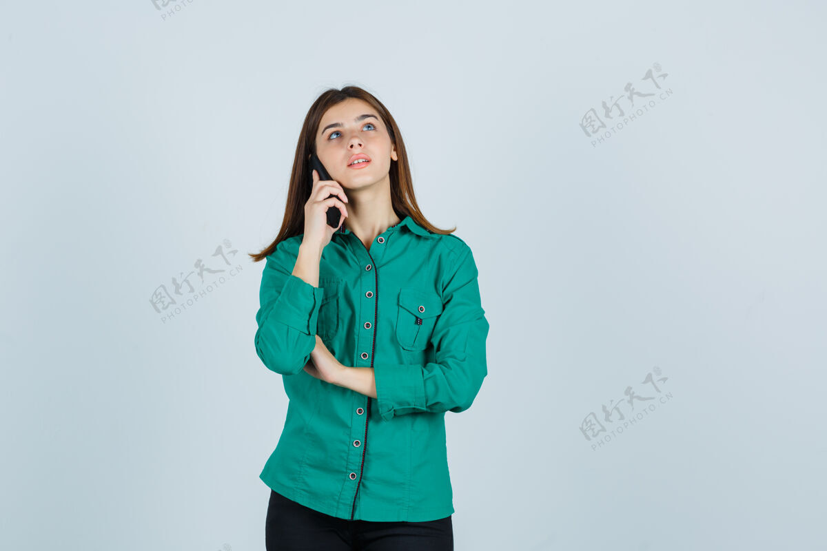 课堂课年轻女孩在打电话 穿着绿色上衣 黑色裤子向上看 目光集中 俯视前方裤子客厅电脑课