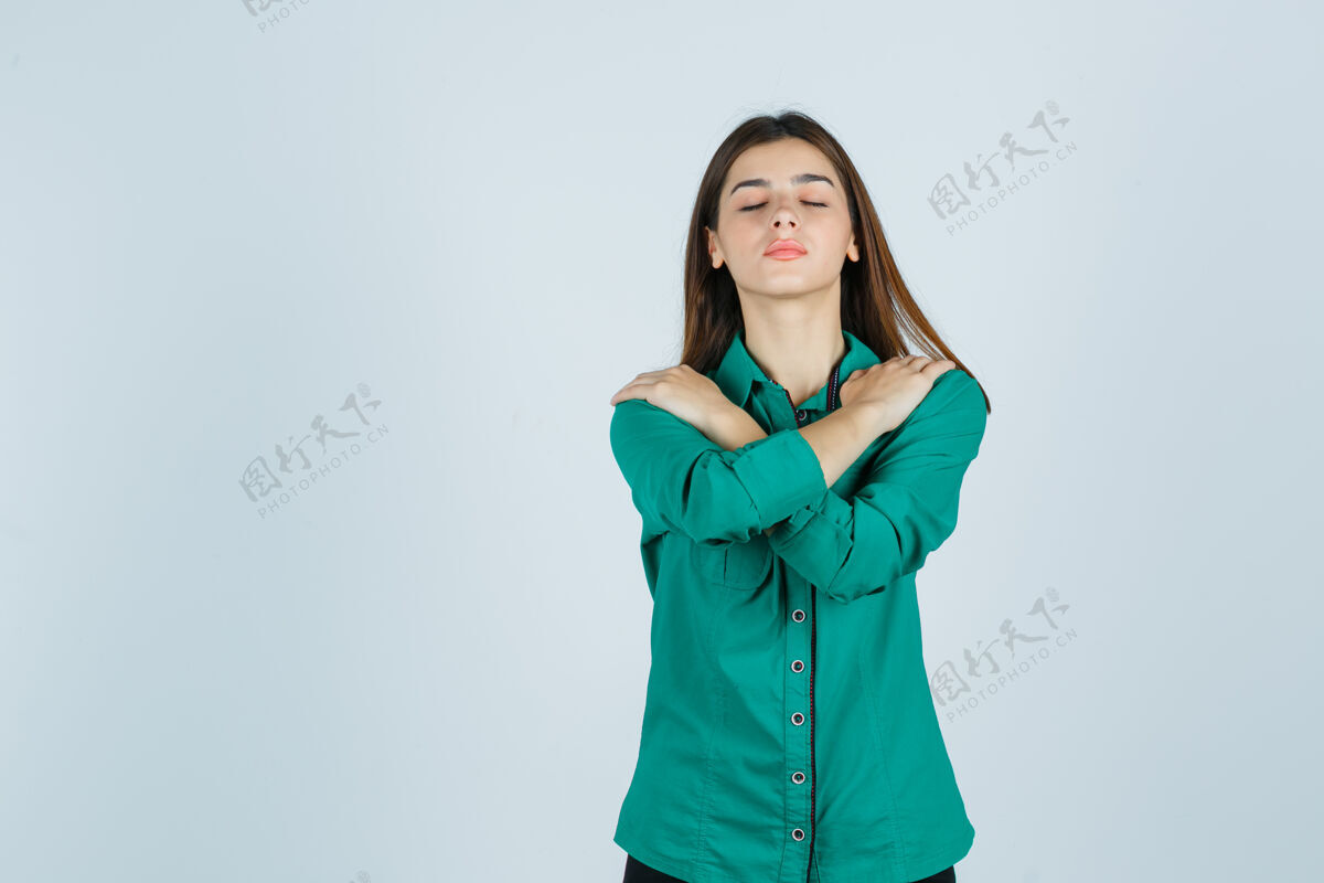 肩膀一幅美丽的年轻女士的画像 她双手搭在肩上 闭上眼睛 穿着绿色衬衫 看上去很放松沙发时尚女人
