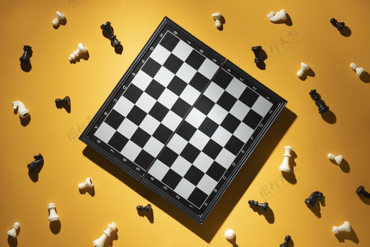 游戏结束黄色背景上的棋子和棋盘棋子雕像主教