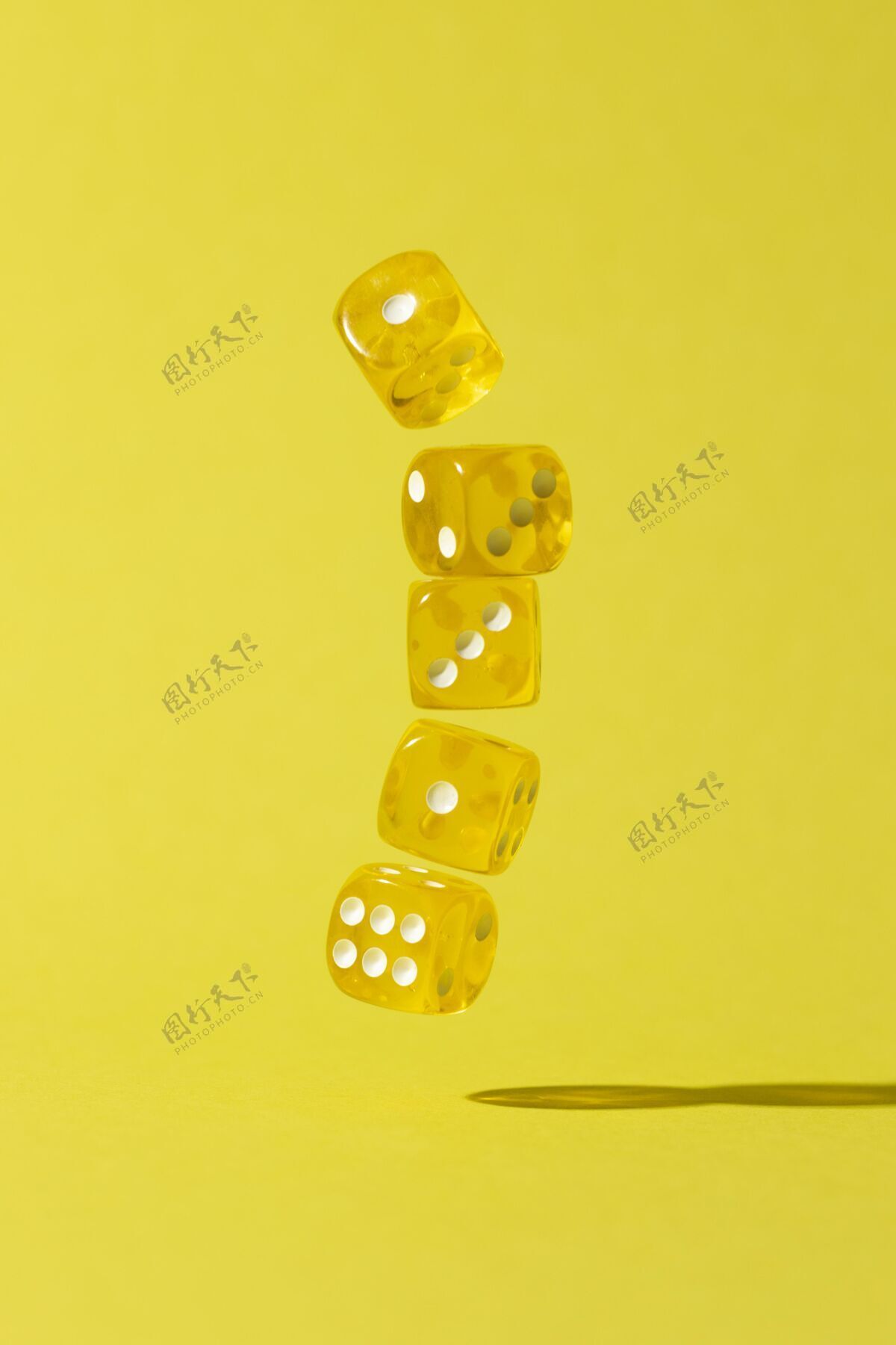 游戏落在黄色背景上的黄色骰子黄色幸运跌倒