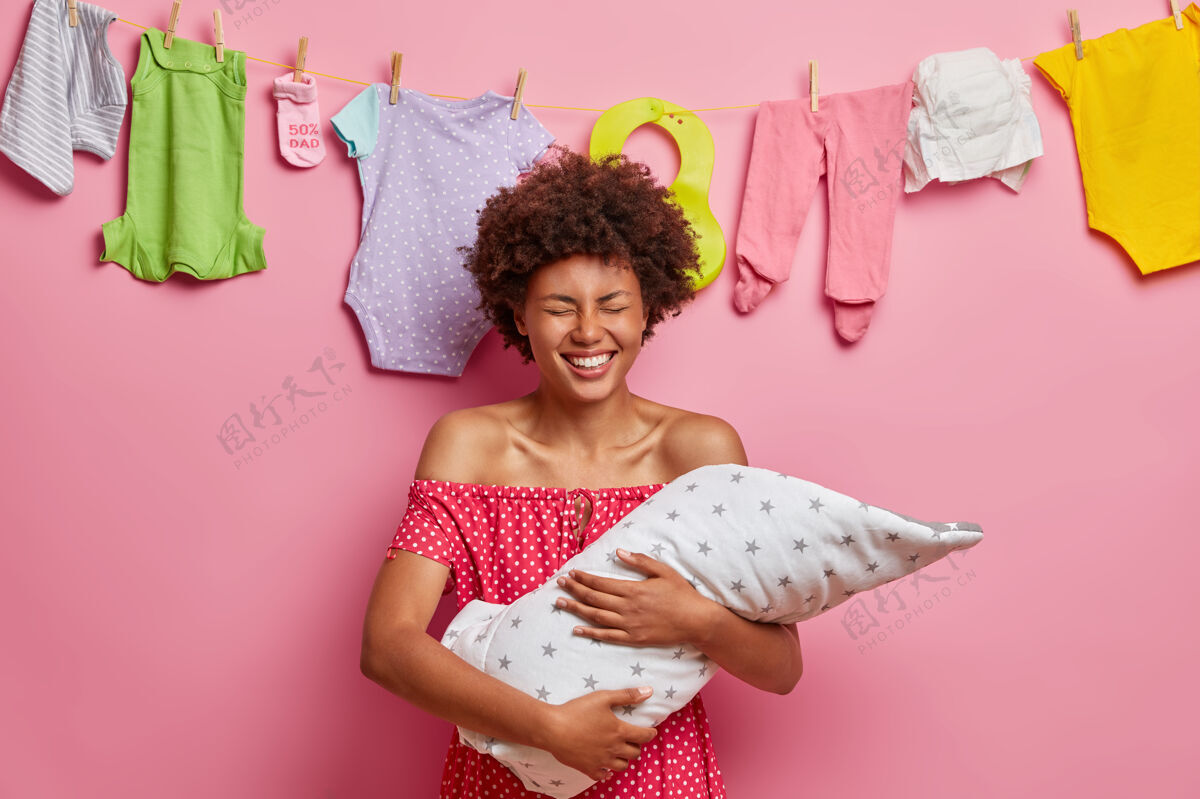 女儿喜出望外的母亲手上抱着刚出生的婴儿 享受着当妈妈的甜蜜时刻妈妈睡眠绳子