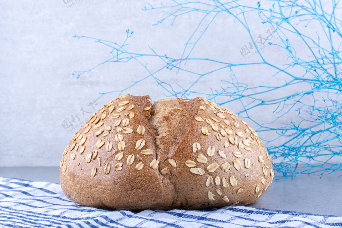 面包毛巾下面有一片涂有面包的大理石表面饭酵母面团