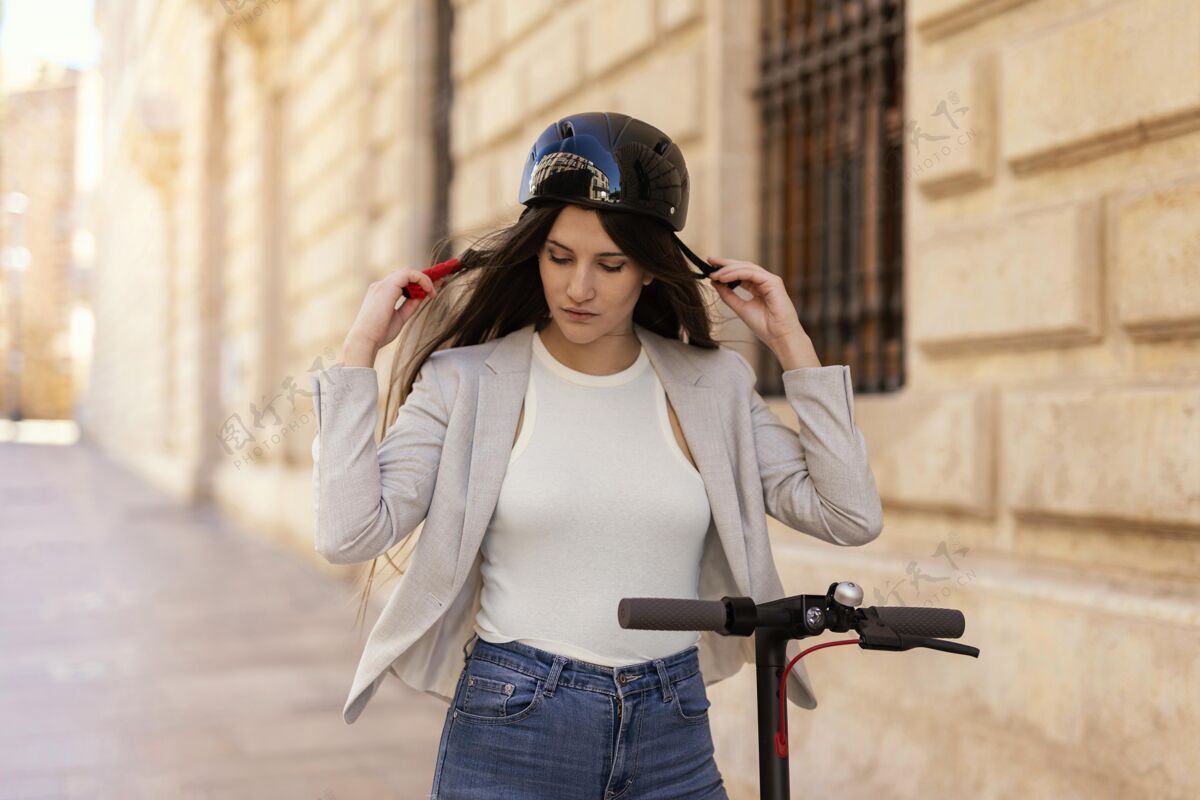 女性准备在城里骑电动滑板车的年轻女子城市车轮城市