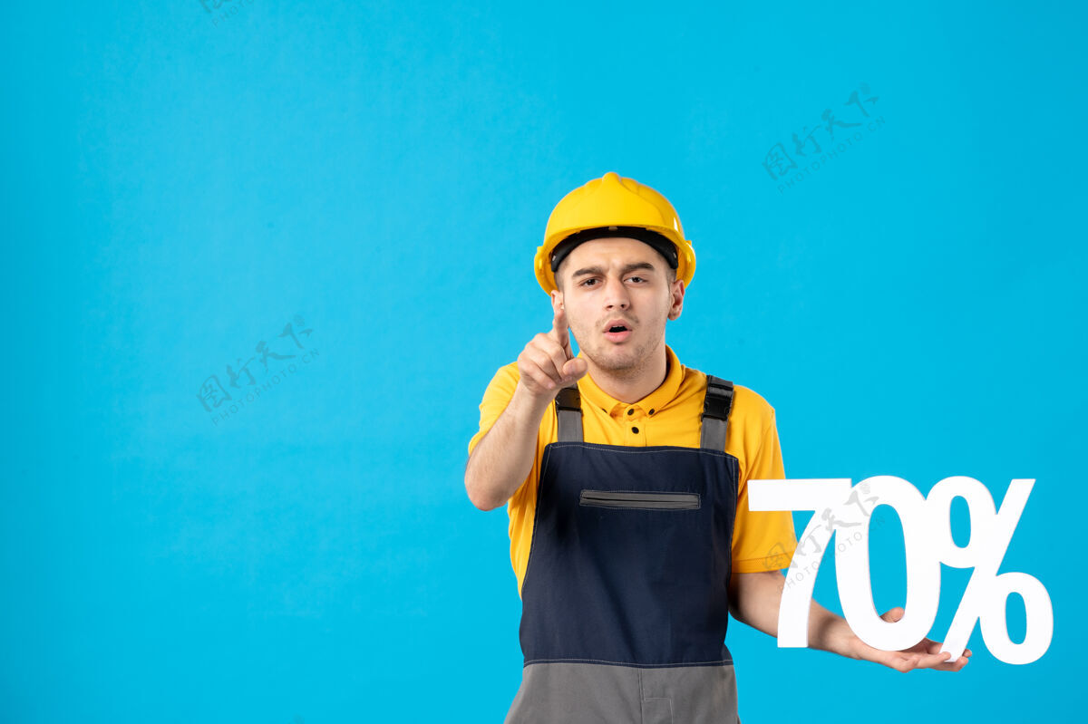 钱穿制服的男工人的正面图 蓝色上写着字男工人制服浴帽