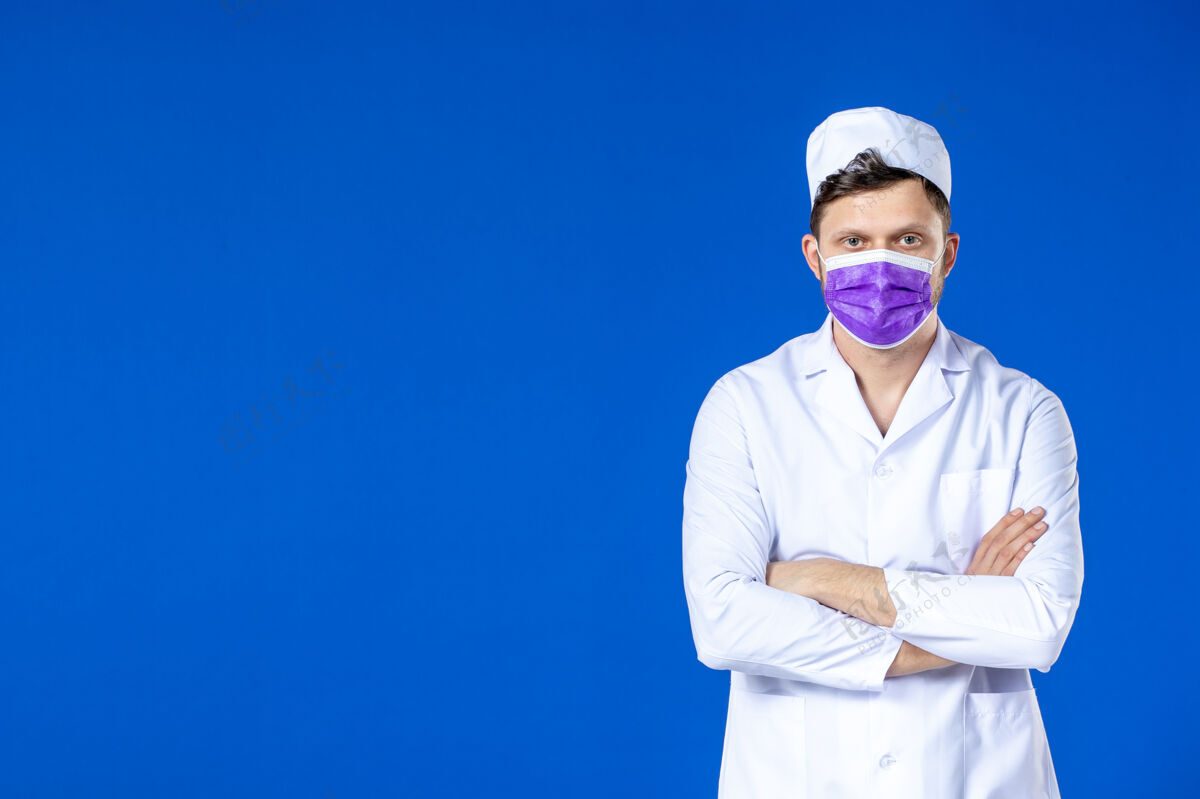 大流行身穿医疗服 蓝色面罩的男医生正面图西装病毒男医生