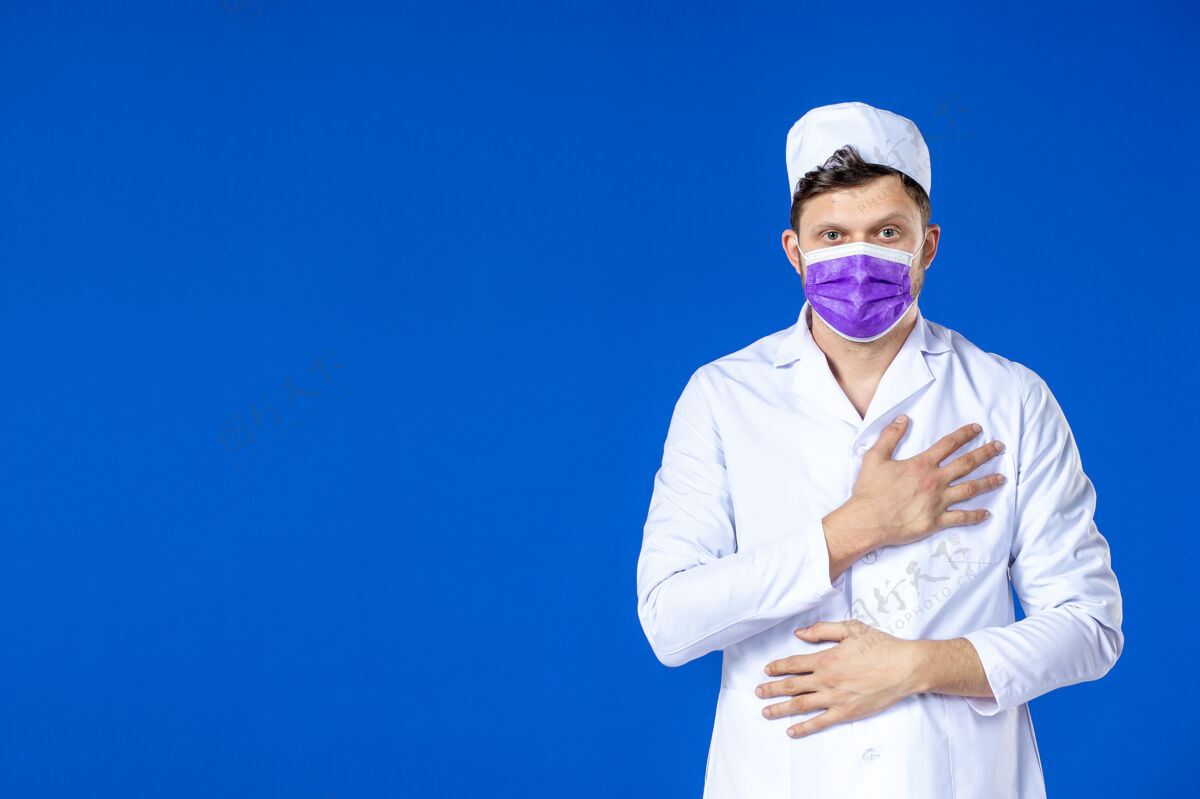 疫苗身穿医疗服 蓝色面罩的男医生正面图病毒药品大流行